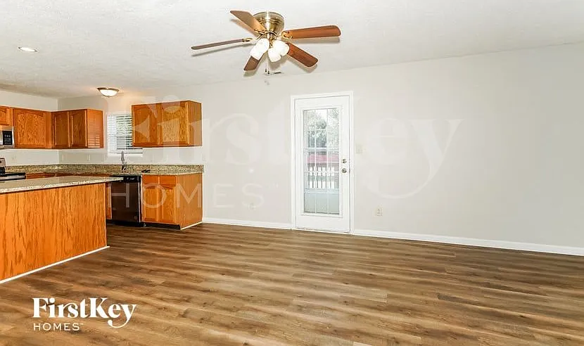 4 bed, 2.5 bath, 2240 sqft, $2,220 — Photo 4