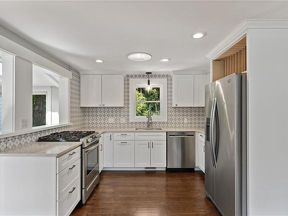 4th image of 17 Kenson Dr