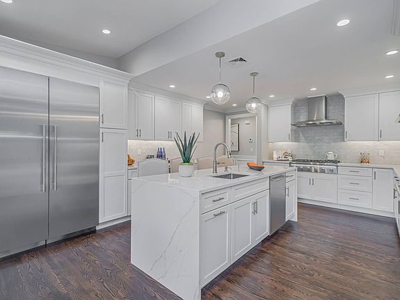 2nd image of 9 Avon Ln