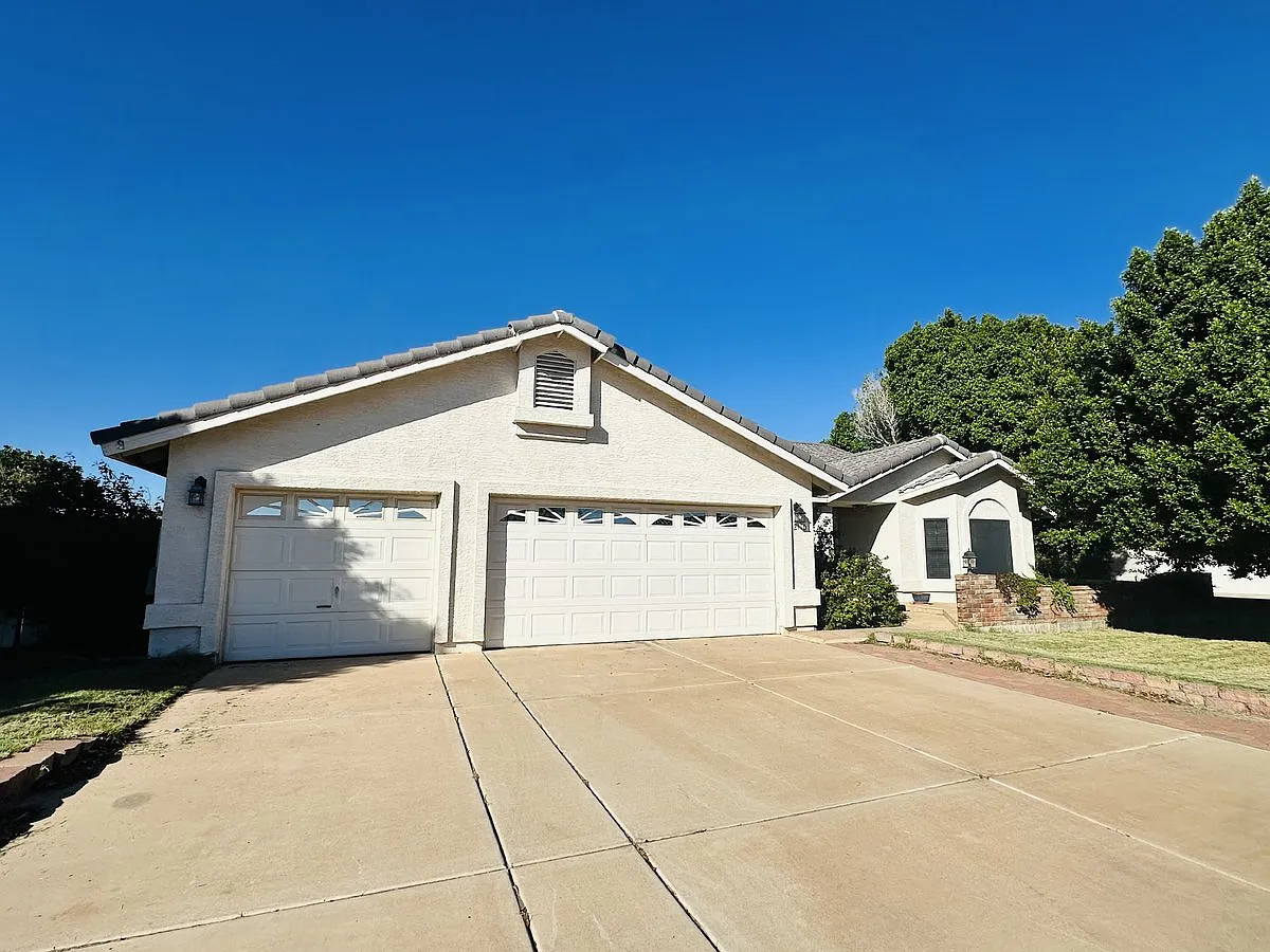 2110 East Enrose Circle — Photo 3