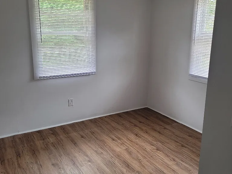 429 SE Railroad St — Photo 7