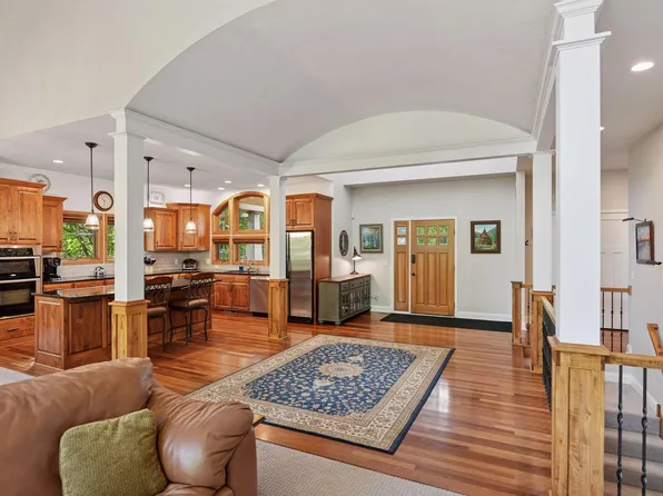 6040 Oakview Ct, Shorewood, MN 55331