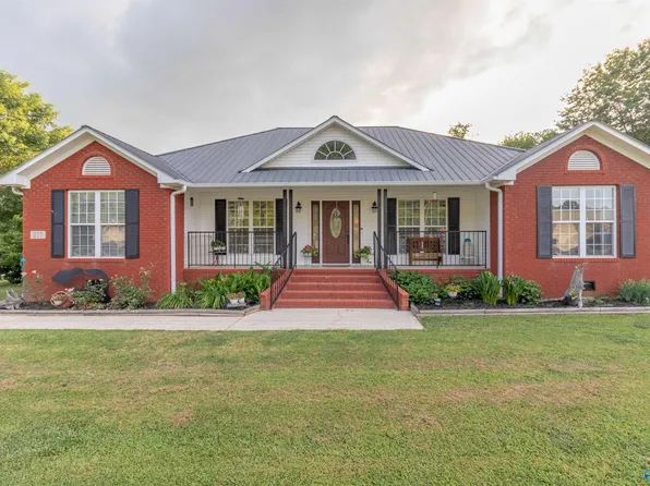 215 Robinwood Ln, Woodville, AL 35776