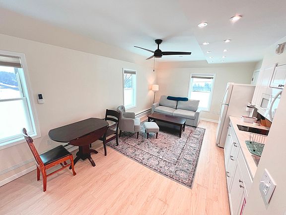 Living area - approximately 20' x 10'