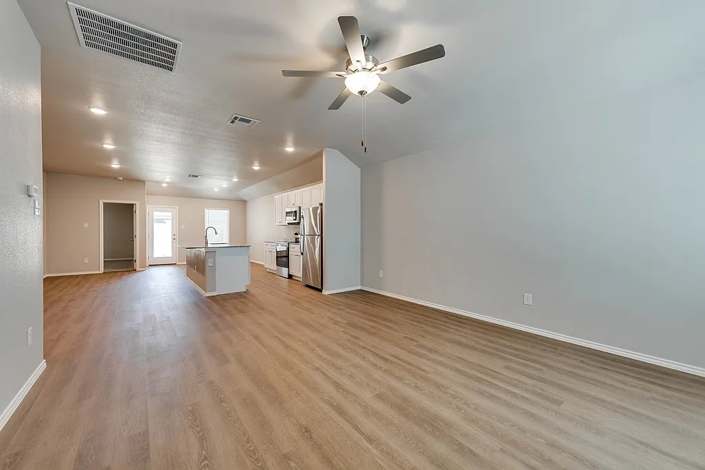3 bed, 2.0 bath, 1511 sqft, $2,600 — Photo 3