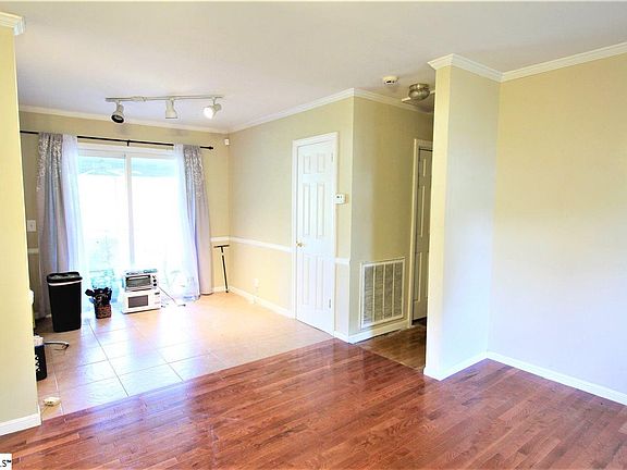 3rd image of 204 Gardenia Dr