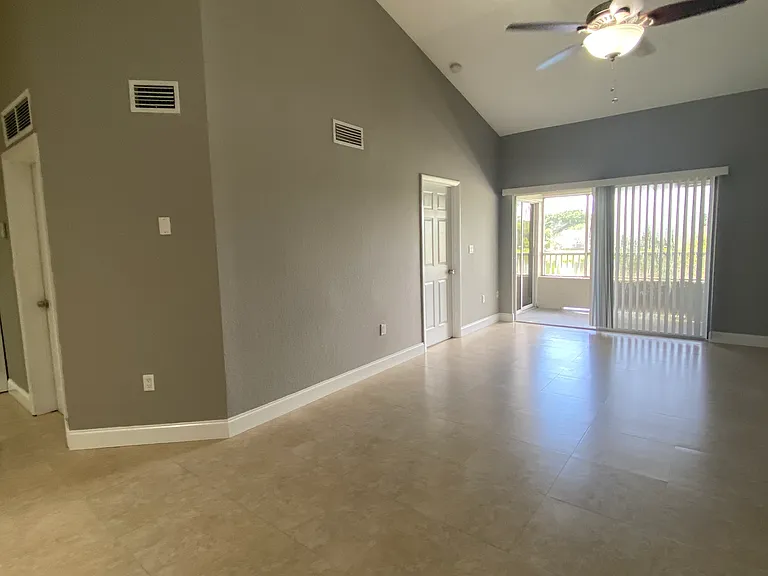 2820 N Oakland Forest Dr #307-1 — Photo 2
