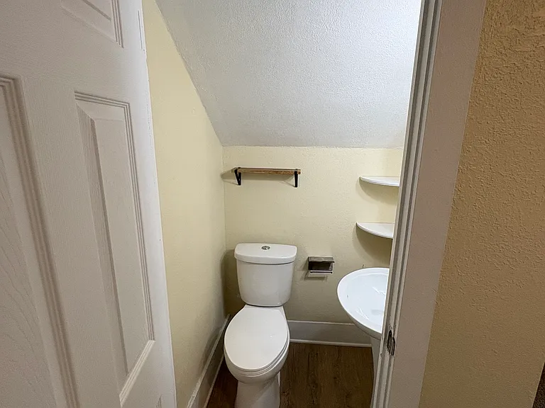 153 W 6th St — Photo 5