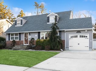 3 Hawthorne St, Farmingdale, NY 11735