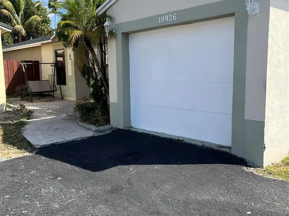 19926 NW 67th Pl, Hialeah, FL 33015