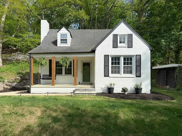 490 Mountain View Dr, Staunton, VA 24401