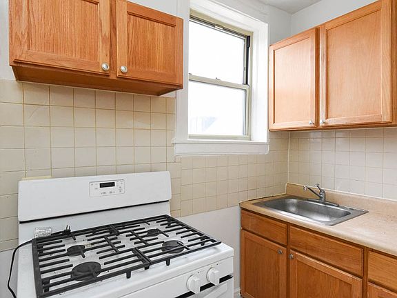 3rd image of 5117.5 W Montrose Ave #B3