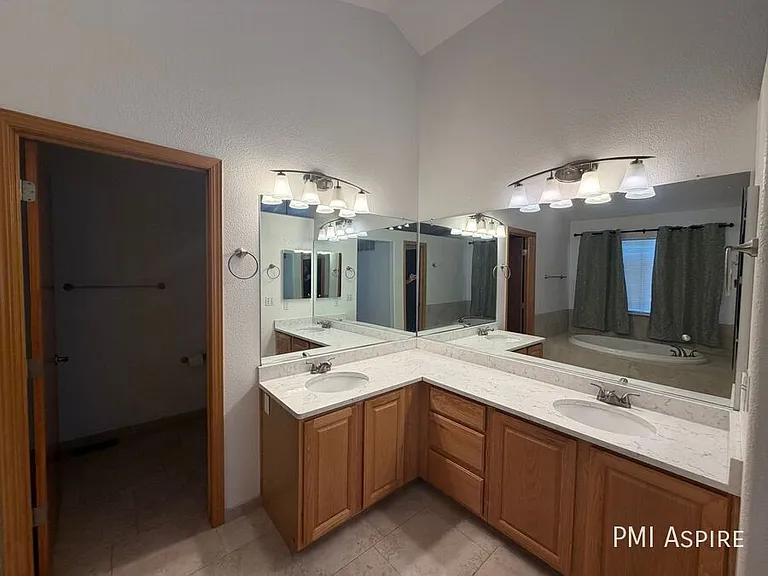 1424 Wildrose Dr — Photo 16