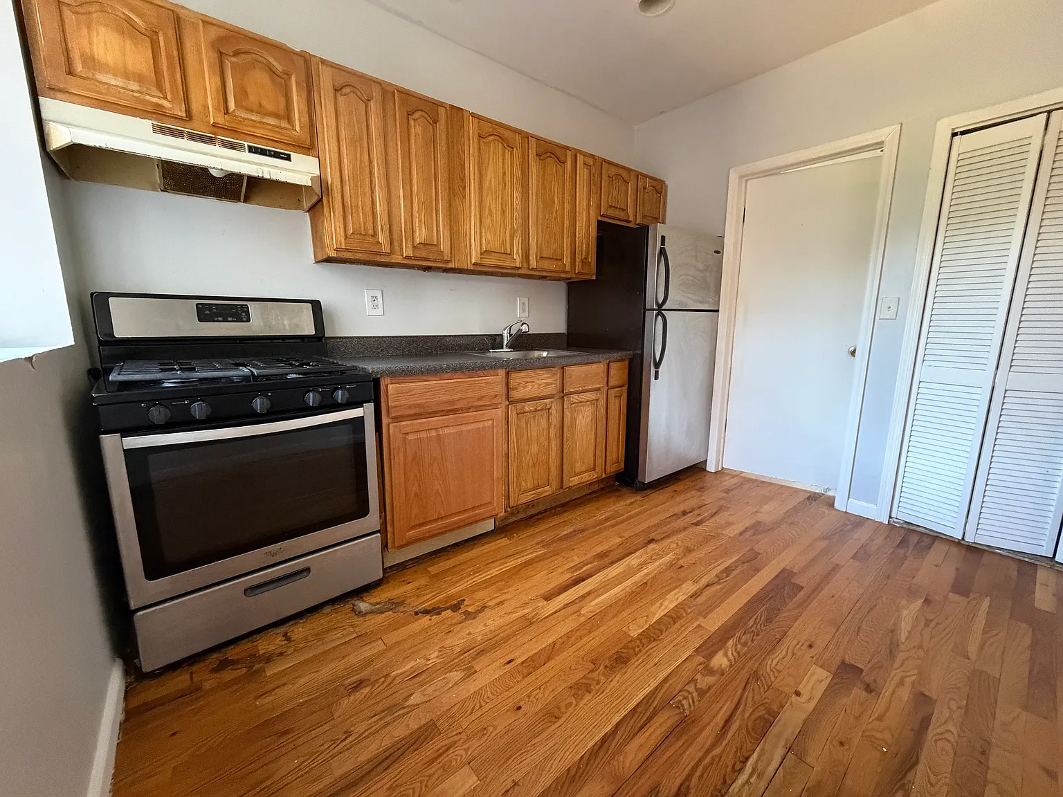 3 bed, 900 sqft, $1,900 — Photo 4