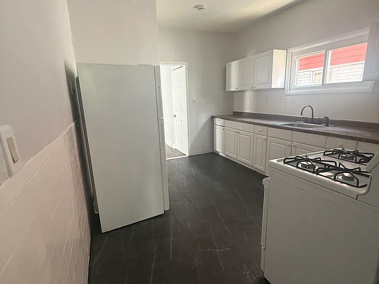 381 Leslie St #1B — Photo 8