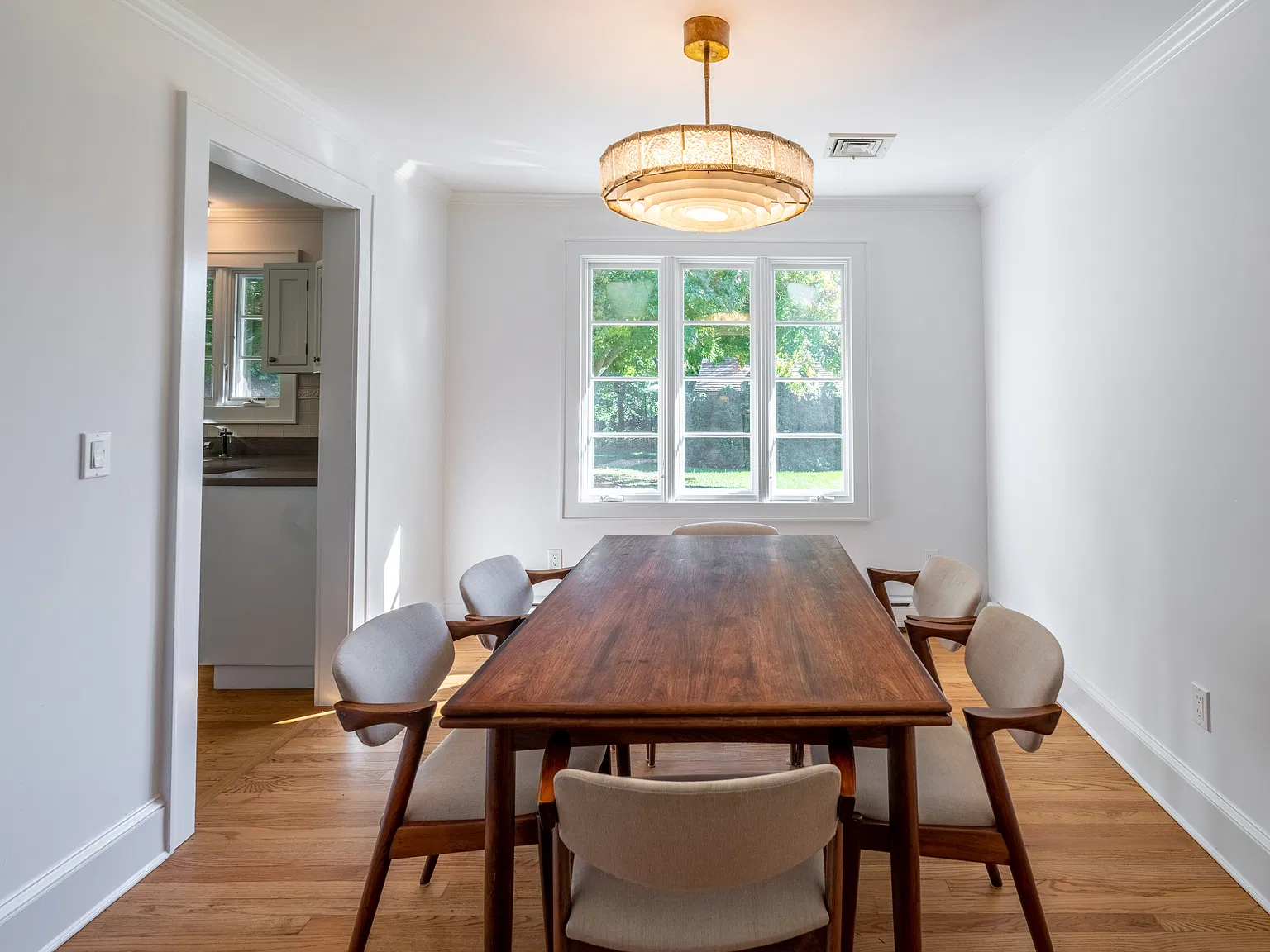 Stylish Sag Harbor Village With Pool — Photo 4