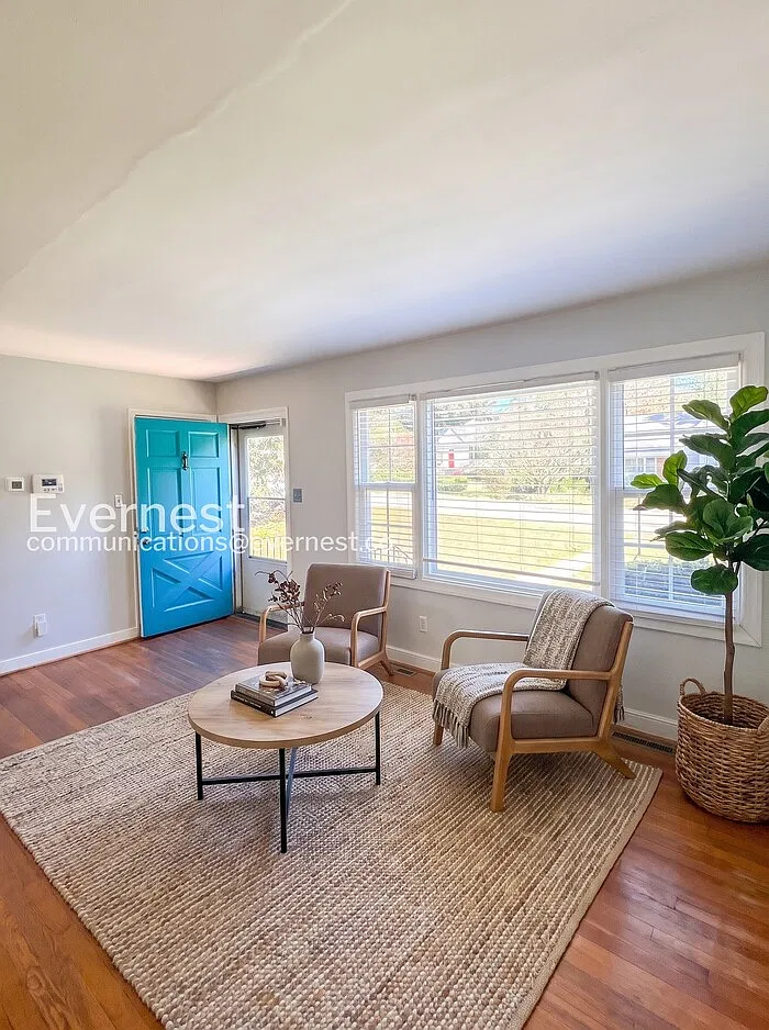 3 bed, 2.0 bath, 1320 sqft, $2,195 — Photo 3