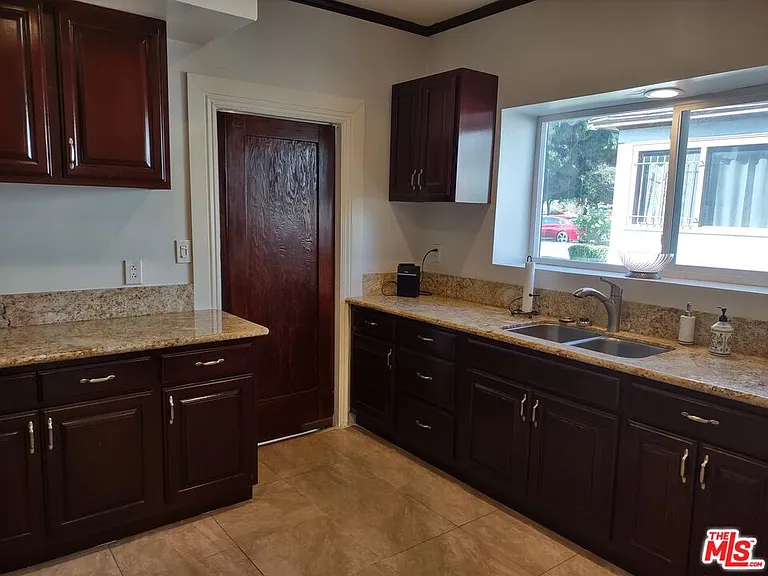 2142 S Victoria Ave — Photo 14