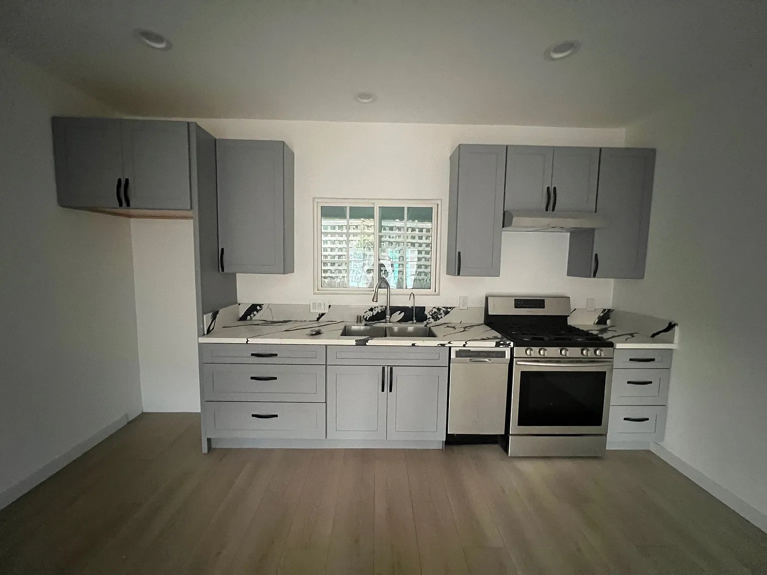 2 bed, 900 sqft, $3,250 — Photo 3