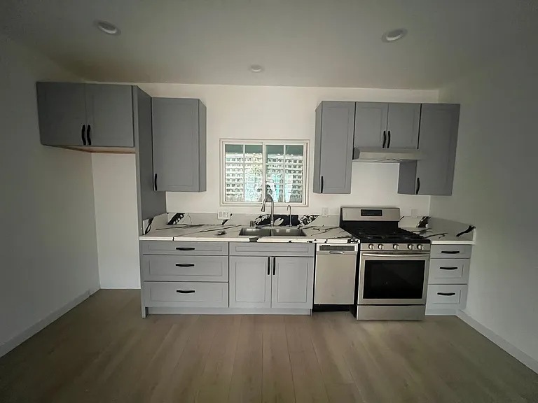 1906 Greenfield Ave #1904 — Photo 3