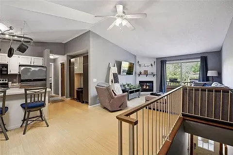 2 bed, 1050 sqft, $1,900 — Photo 2