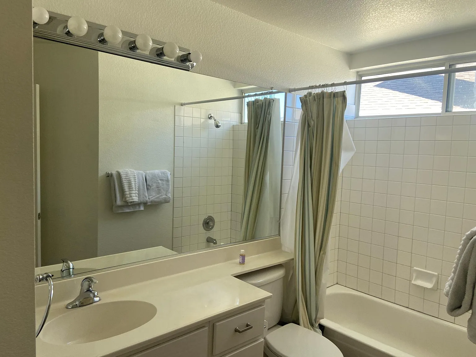 3 bed, 2.5 bath, 1832 sqft, $3,100 — Photo 2