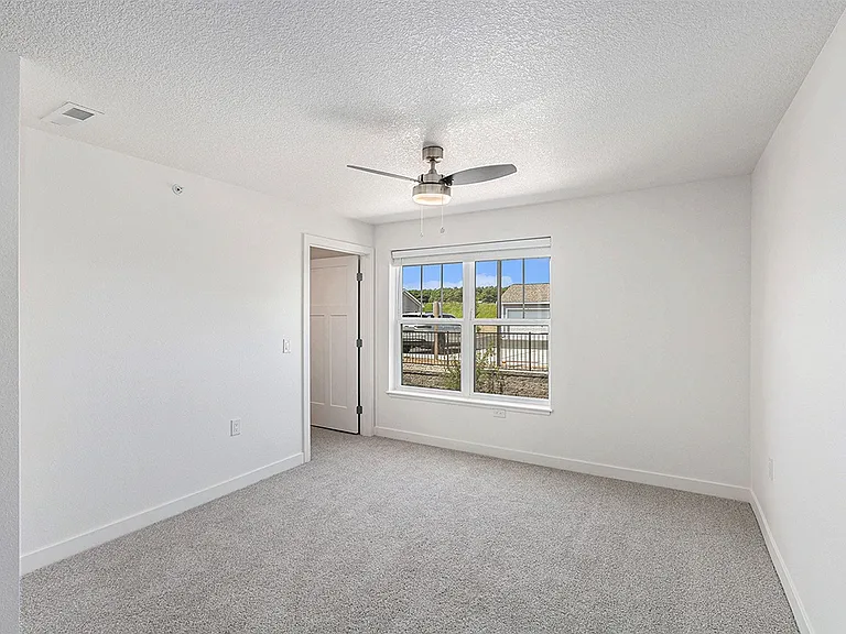 Eagle Ridge Apartment Homes — Photo 34