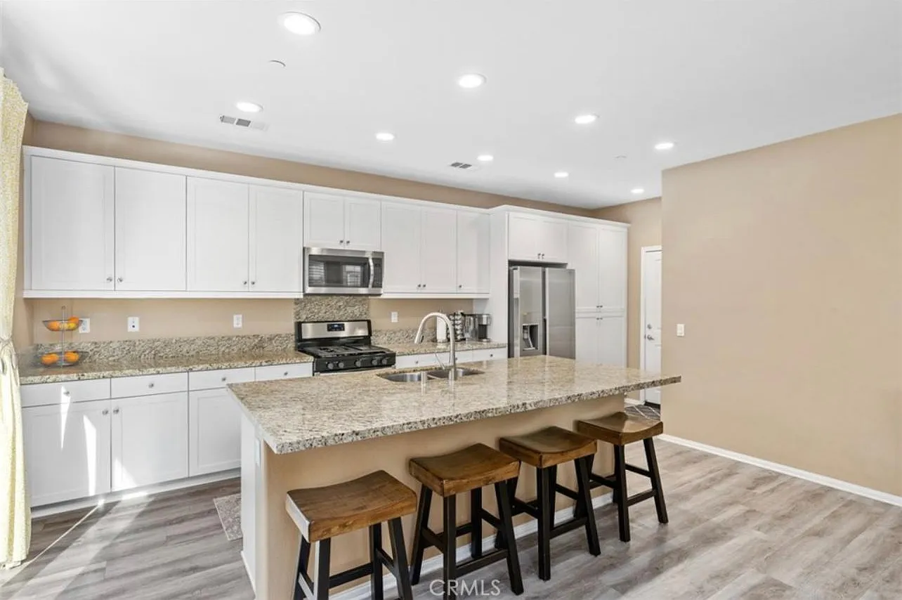 3 bed, 1807 sqft, $3,650 — Photo 4