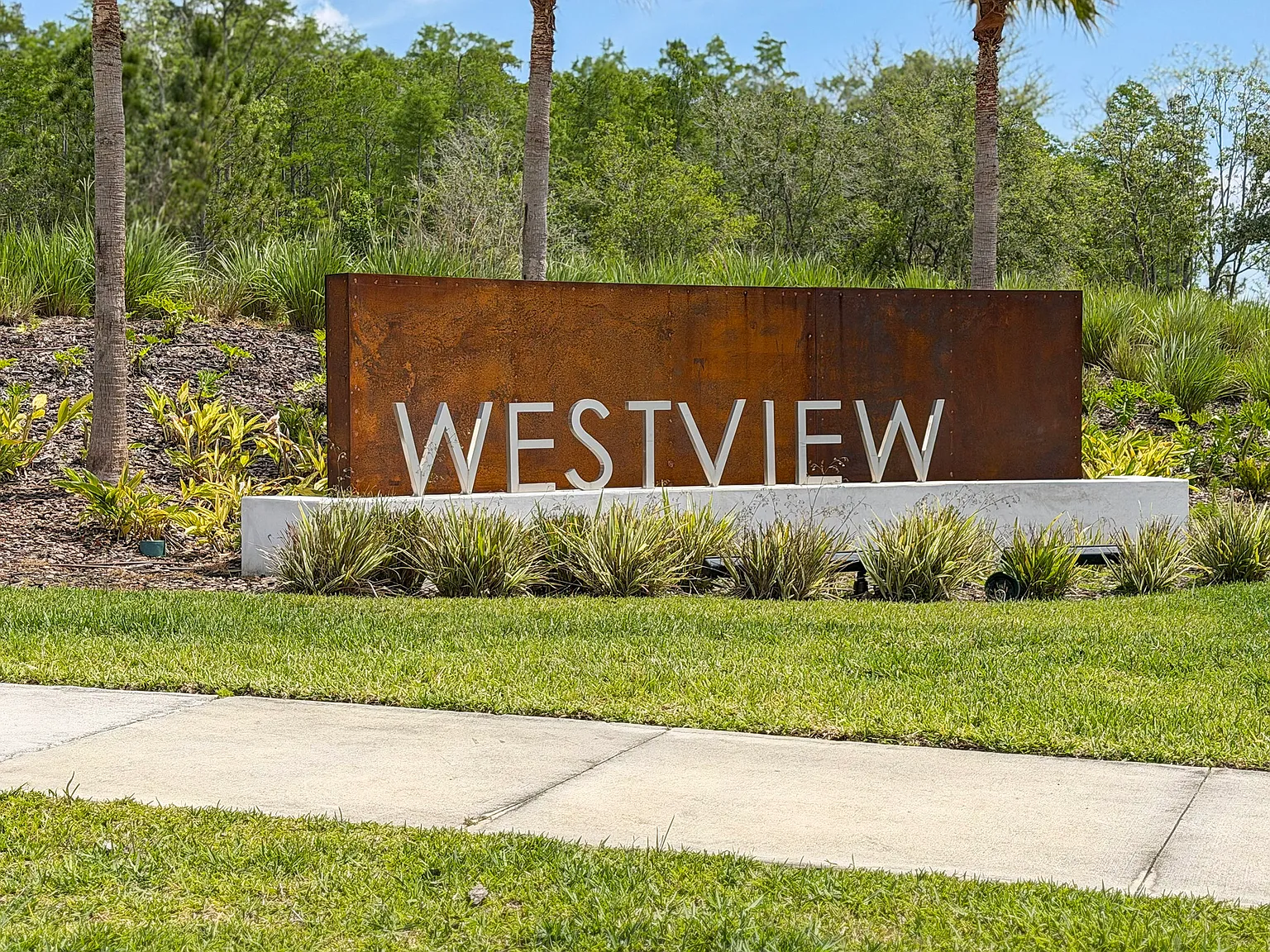 3 bed, 2.5 bath, 1683 sqft, $1,990 — Photo 3