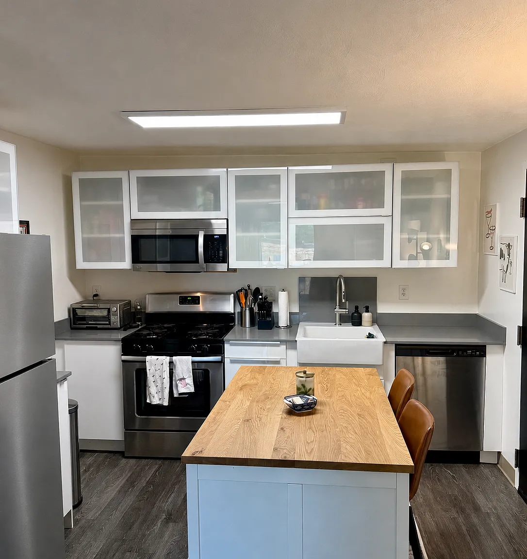 2 bed, 700 sqft, $3,900 — Photo 1
