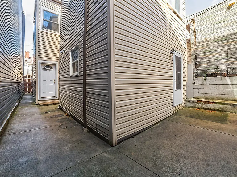 131 S 20th St — Photo 14
