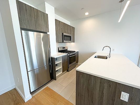 3rd image of 4107 Crescent St APT 8C