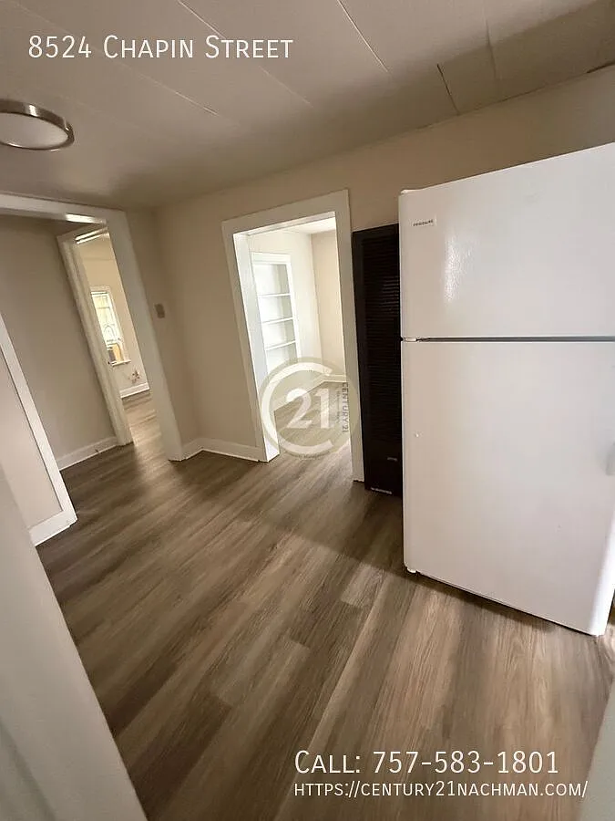 2 Bedroom House w Large Yard — Photo 4
