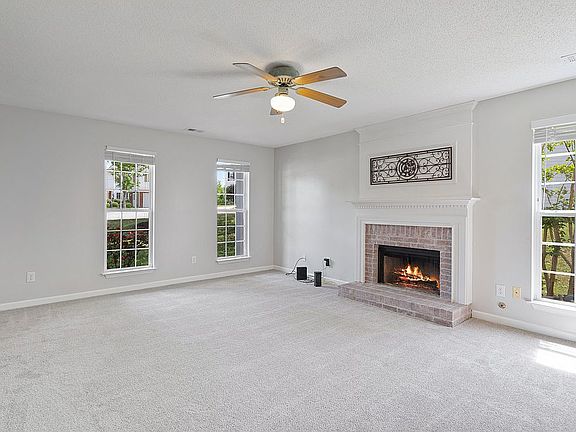 4th image of 8 Woodmore Ct