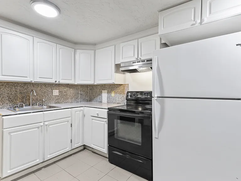 4326 NE Maywood Pl — Photo 1