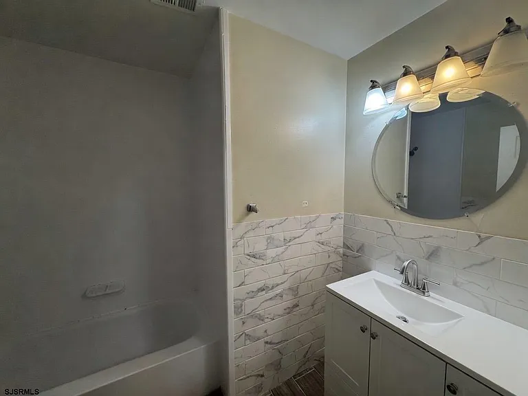 352-354 Hampshire Dr — Photo 8