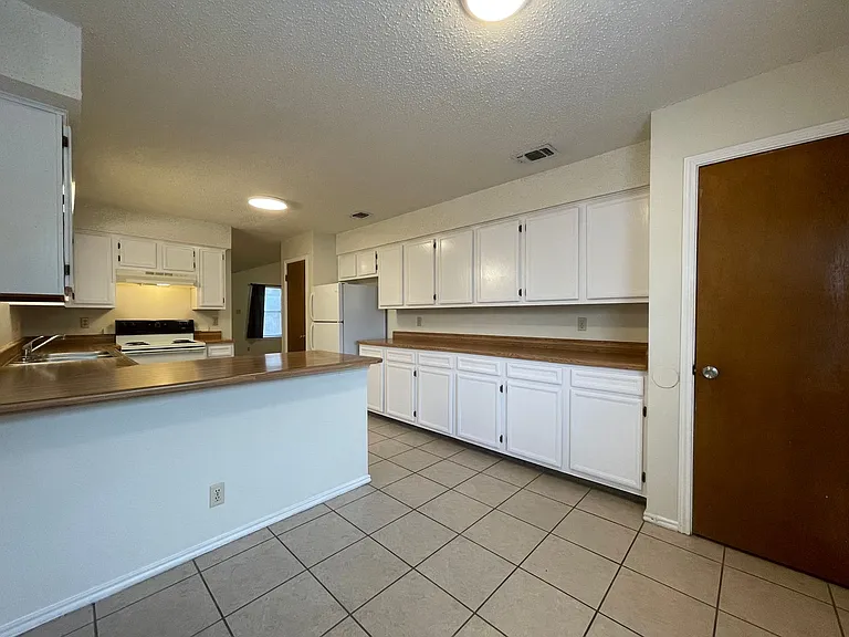 1303 Conway Dr — Photo 8