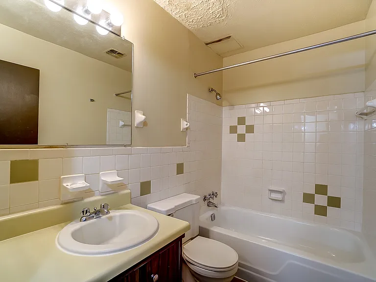 Embassy Plaza Apartments — Photo 5