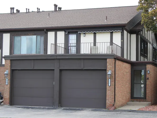 517 Country Club Dr, Saint Clair Shores, MI 48082