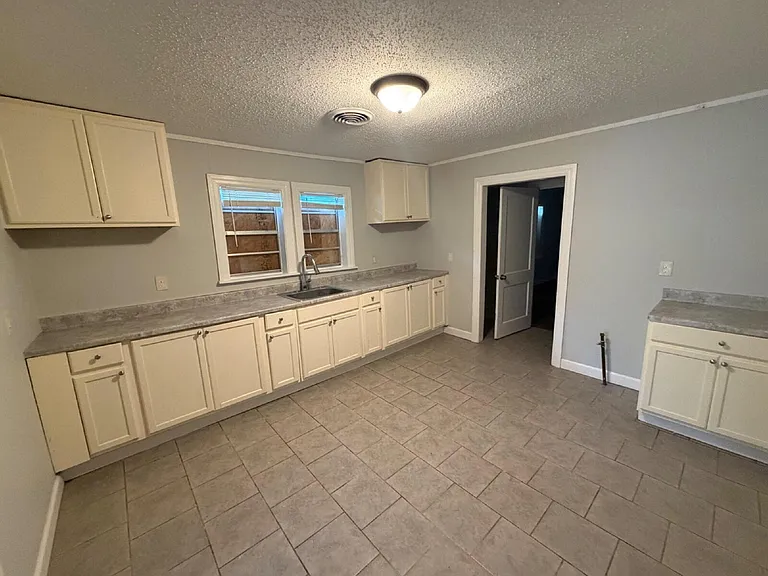1746 Eldridge Ave — Photo 16