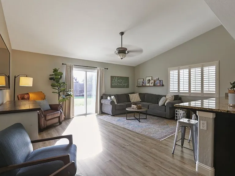 2423 W Corvina Ave — Photo 7