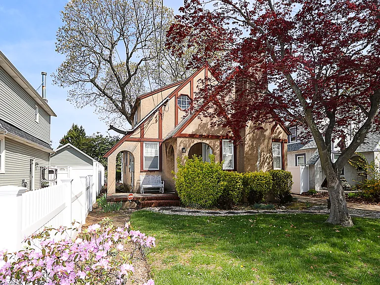 987 Kings Pkwy — Photo 3