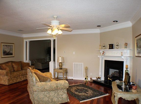 3rd image of 380 Emily Ct