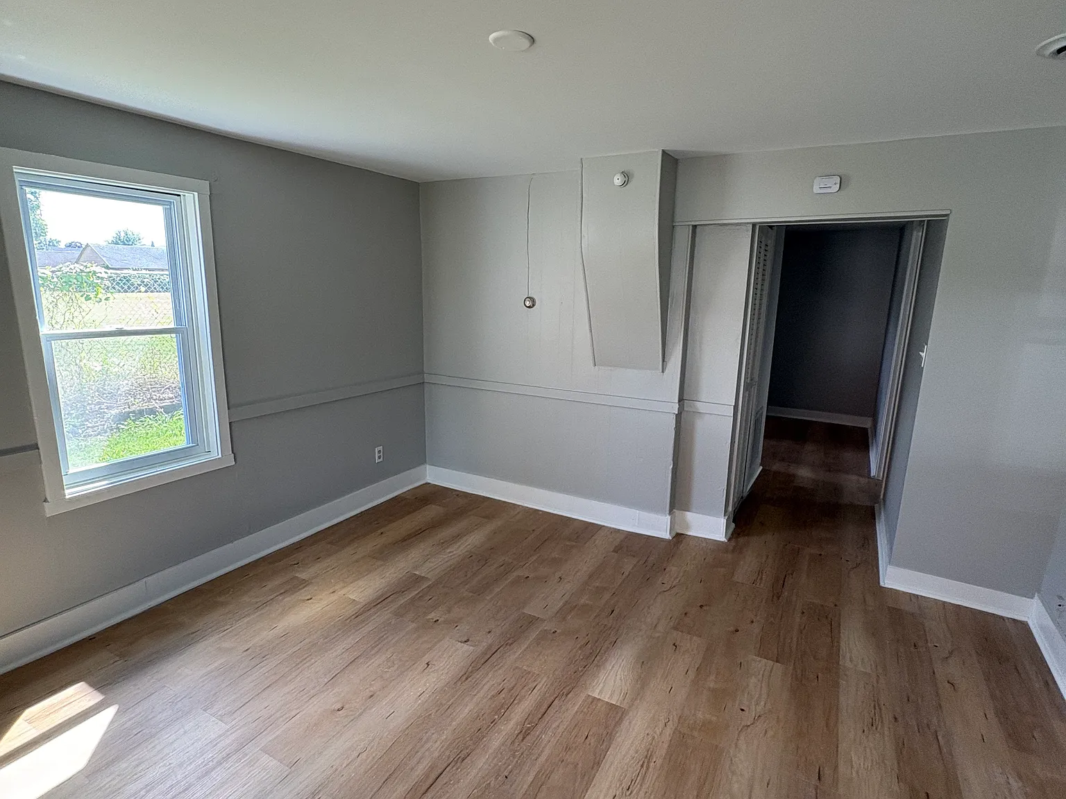 3 bed, 1000 sqft, $1,200 — Photo 2