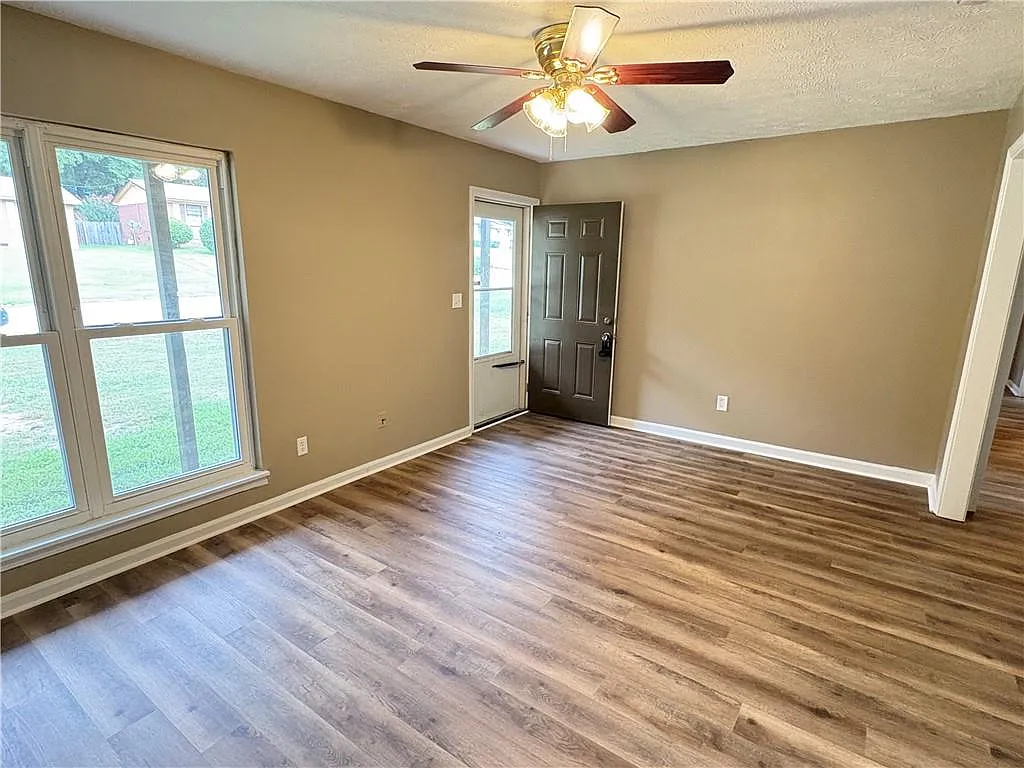 4 bed, 1.5 bath, 1242 sqft, $1,150 — Photo 2