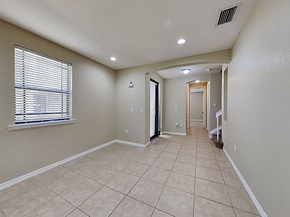 4th image of 578 NE 35th Ave