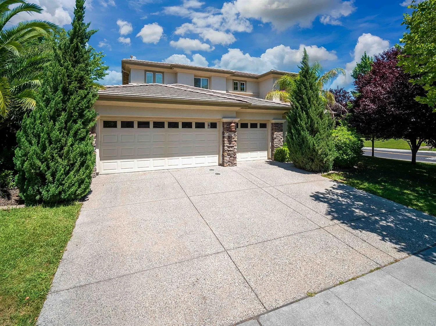 1601 Danbrook Dr photo 1