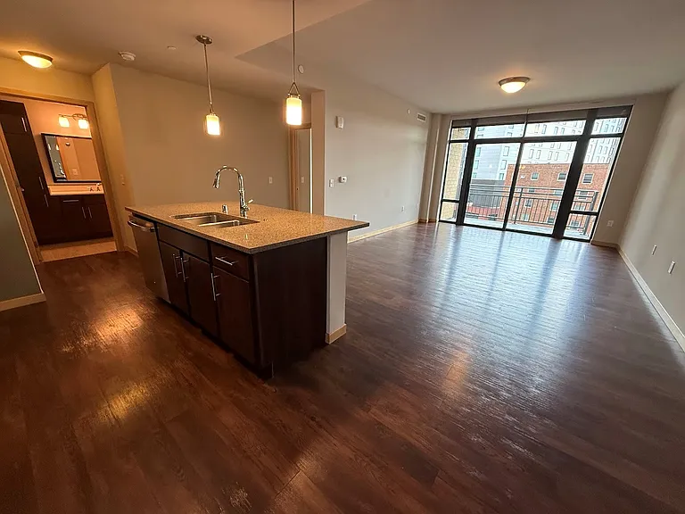 Venture Luxury High Rise — Photo 169