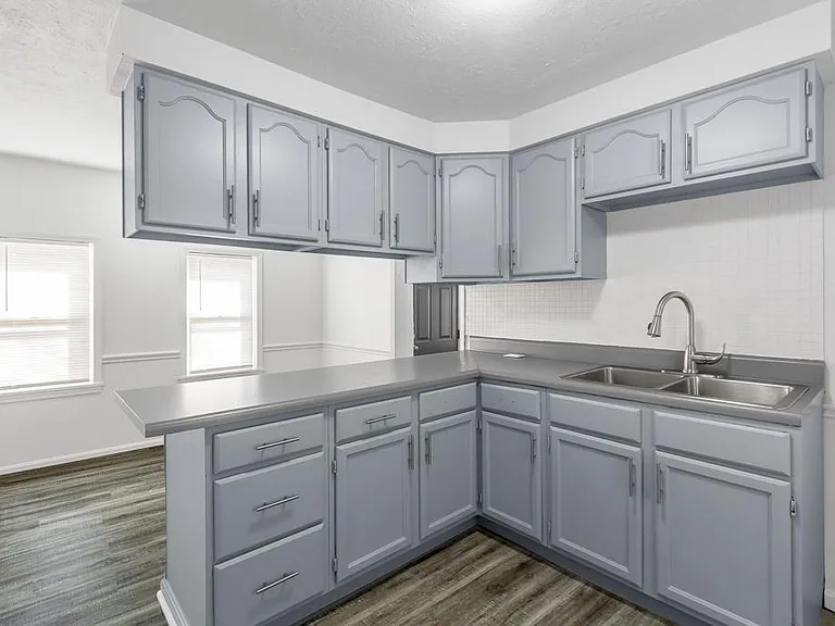1907 Royal Ave NE — Photo 3