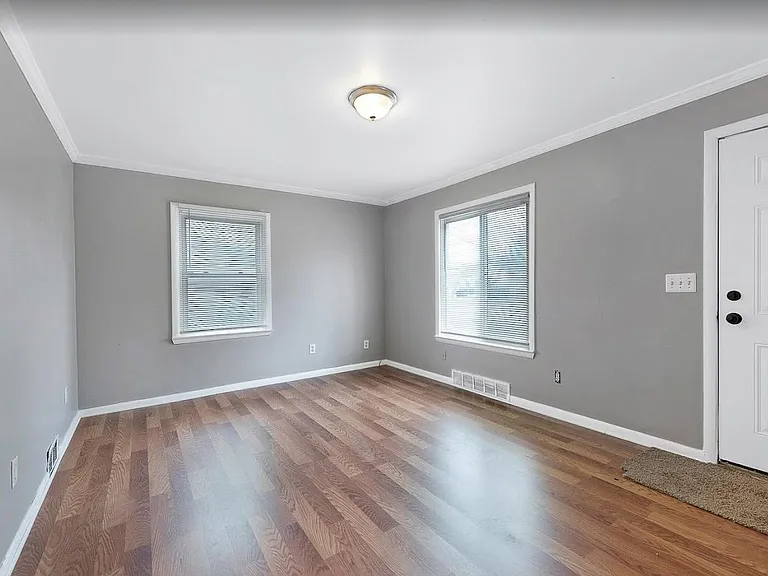 15860 Lexington St — Photo 3